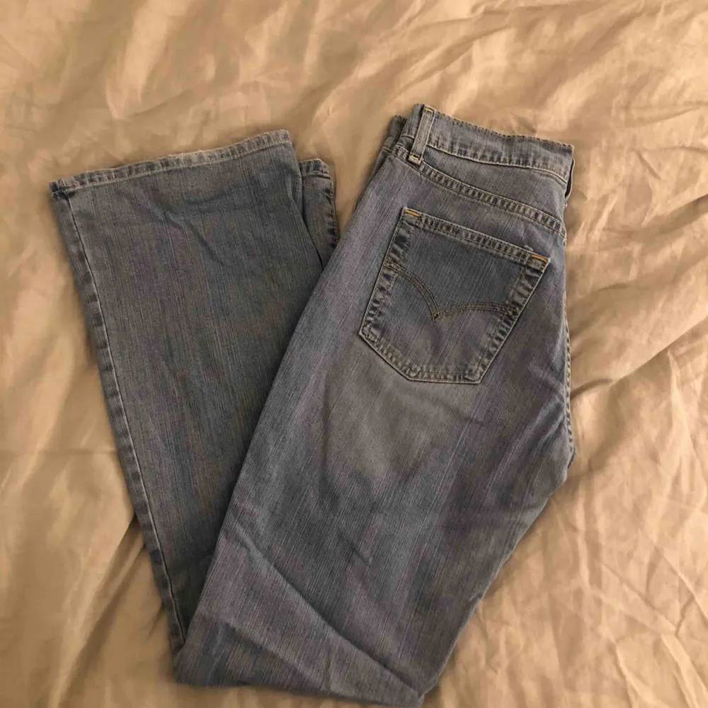 Köpta på second hand. Förstora för mig som är 25/26. Står ingen storlek men skulle uppskattningsvis passa en 28/29. 80kr + Frakt 😌🦋. Jeans & Byxor.