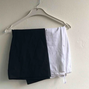  - Två basic tighta kjolar. En vit, en svart.    (Svarta såld)