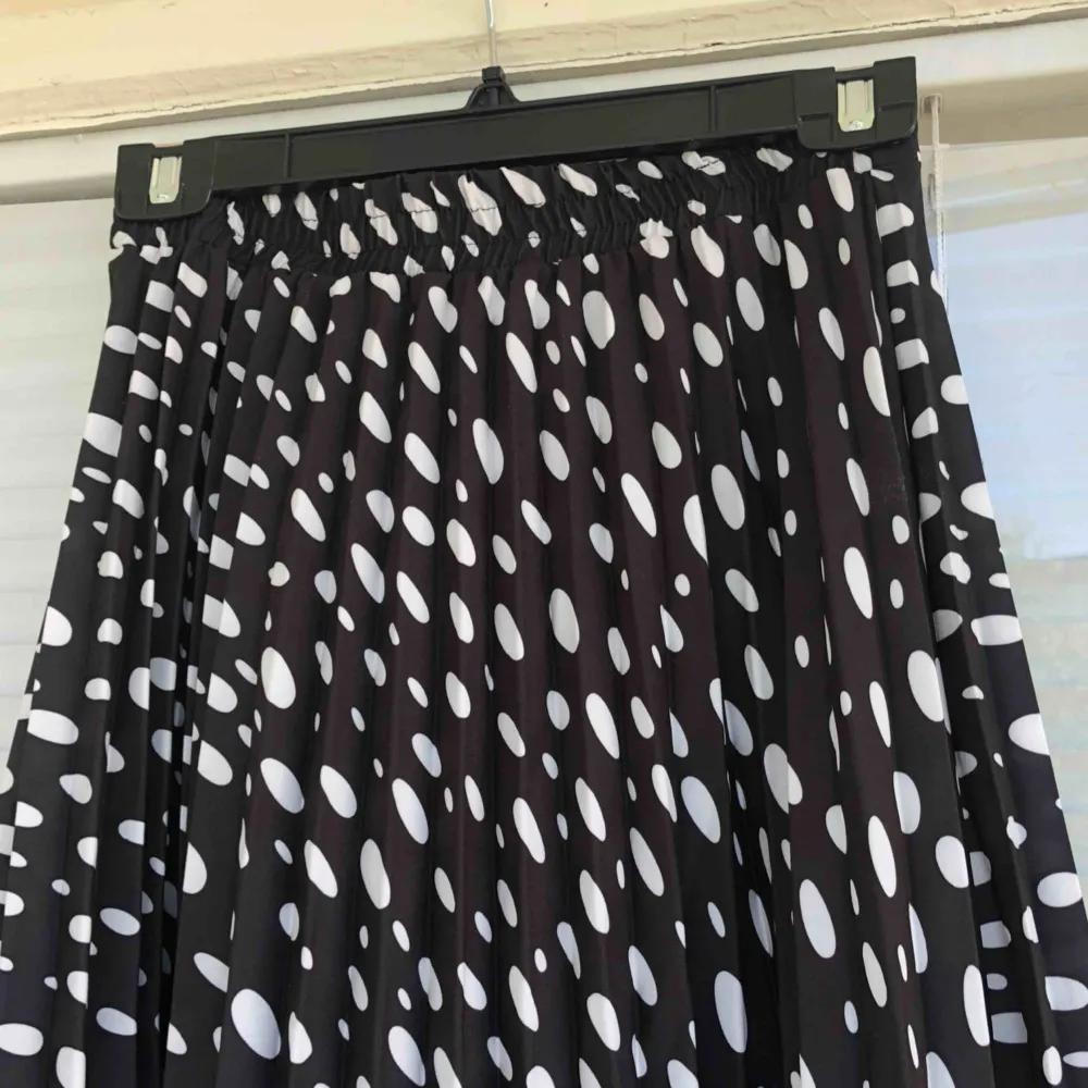 Jättesnygg och oanvänd plisserad kjol från NA-KD. Nypris: 399kr, säljes då den inte används. . Kjolar.
