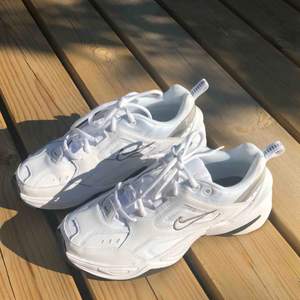 Vita Nike M2K tekno, så sköna älskar dom men råkar alltid köpa för stor storlek :) Använda två gånger. Möts upp i Stockholm eller så står köparen för frakten 