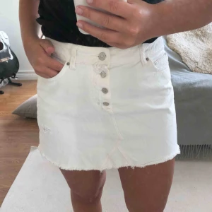  - Perfekta vita jeanskjolen med lite detaljer. Använd men har inga skavanker eller fläckar. Säljer då den blivit förliten för min smak.