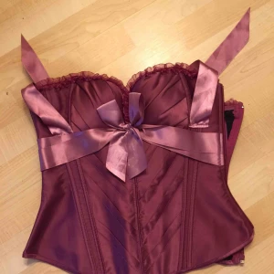  - FRI FRAKT! Lila korsett, Snörning i bak  Använd 1 gång