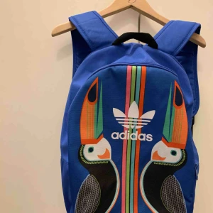  - Grymmaste Adidas-ryggan! Köptes för ett par år sen och har knappt använts. Den rymmer MASSOR med grejer och har även ett separat laptop-fack. Hur ball som helst!  Kan även skicka den, men då står köparen för frakt. Möts annars i Falun :)