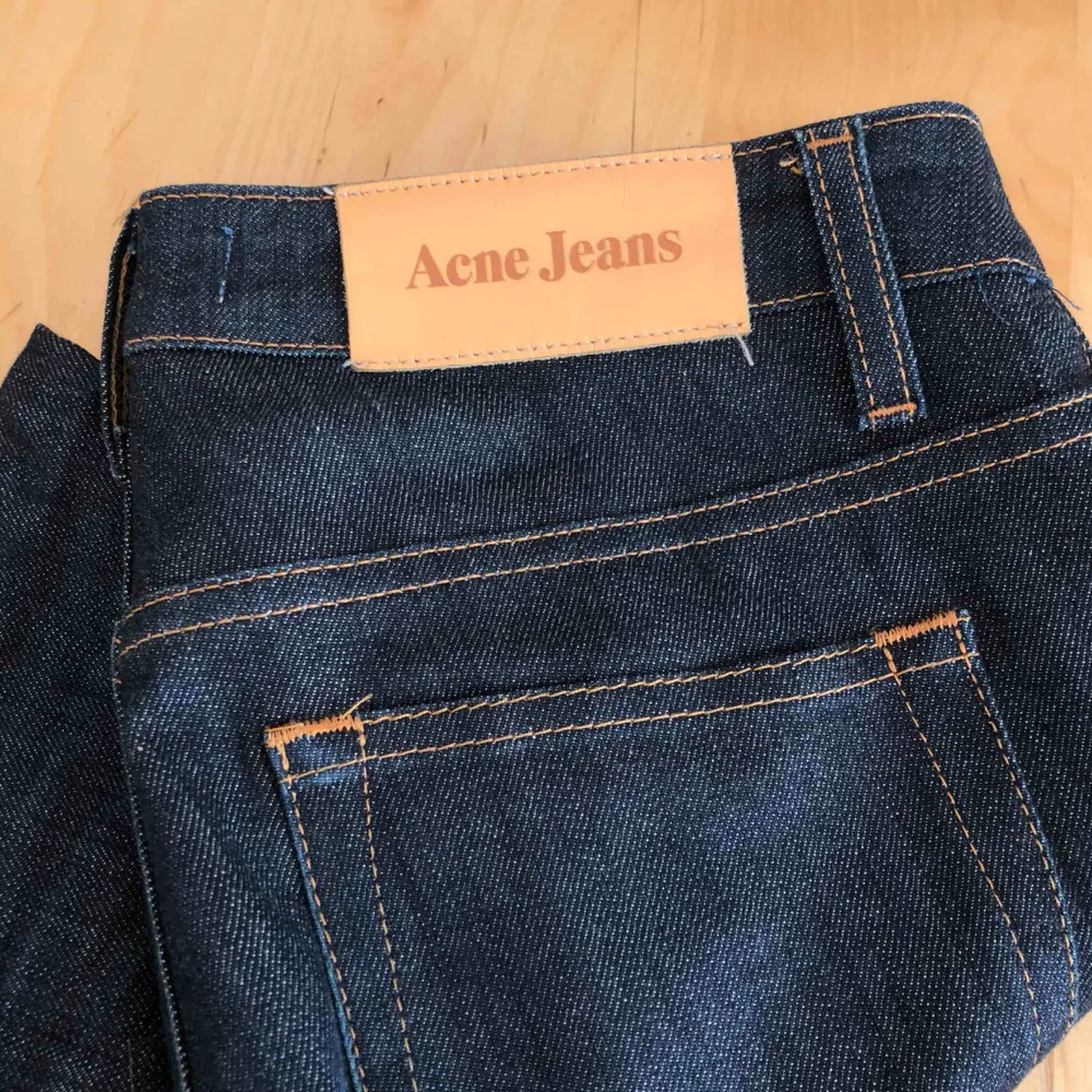 Ett par mörka ankeljeans från Acne som knappt är använda. Storleken är 27/32, vilket motsvarar XS. De är croppade längst ner. . Jeans & Byxor.