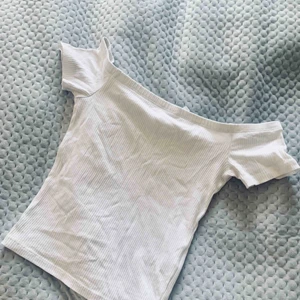  - Vit topp med off shoulder från HM. Använd ett fåtal gånger. 