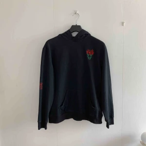  - Svart face of rose hoodie i strl M Frakt ingår