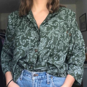  - Blus i 80-talsmodell. Skulle tippa på att det är Storlek L/42 men nice att ha oversized! 