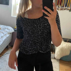  - Grå och svart leopardtröja från Gina Tricot. Kvarts-ärm och tunt material. Köpare står för frakt 😊