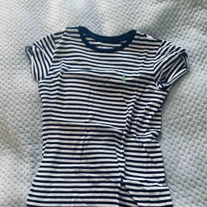  - T-shirt från Ralph Lauren i superfint skick. Använd ett fåtal gånger. 