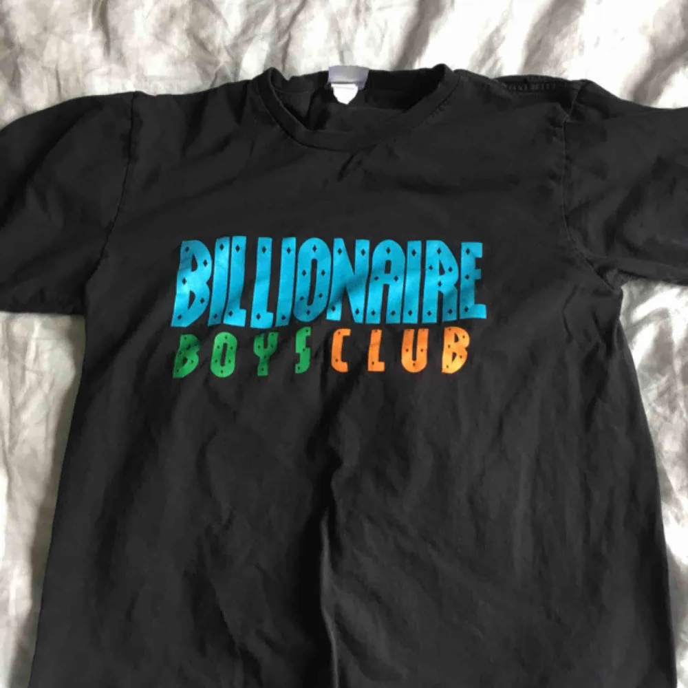 billionaire boys club t-shirt. köpt vintage, ok skick. T-shirts.