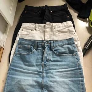  - Tre stycken jeanskjolar Alla 3 för 300 150 kr styck Står xs men jag är s så passar båda Står inte för frakten