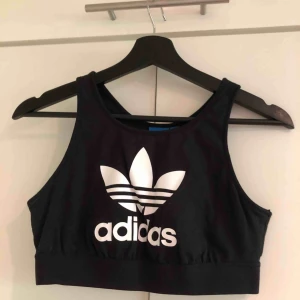  - En svart adidas topp från början köpt på urban outfitters, i princip oanvänd! 
