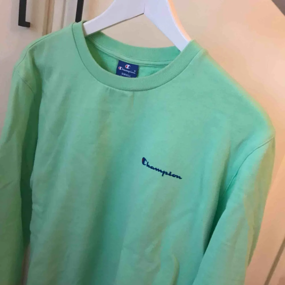 Cool neon grön, äkta champion college tröja! köpte för ca 600kr! Säljer pga kommer inte riktigt till användning!! Ink frakt . Tröjor & Koftor.
