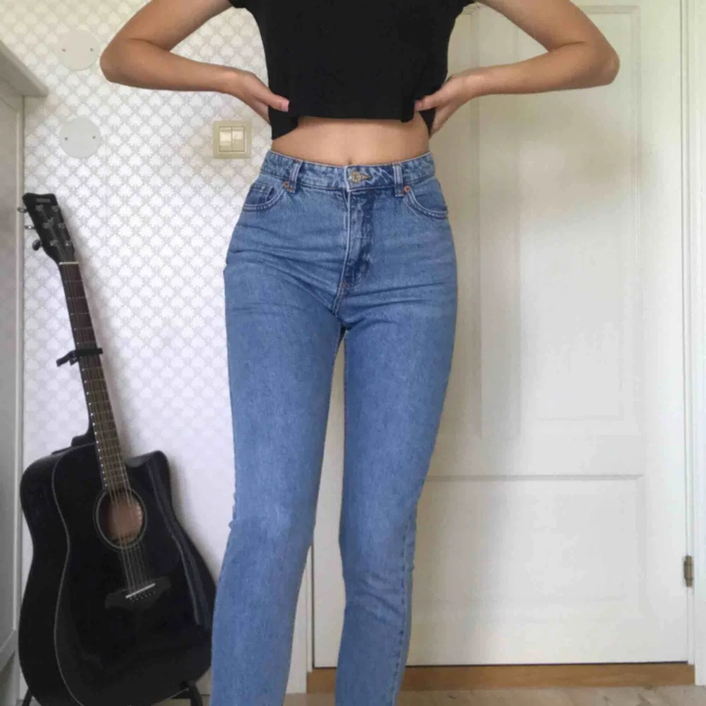 Ljusblåa Kimomo momjeans från monki. Använda ganska mycket men i väldigt bra skick! 100% bomull. Säljer pga tyvärr för små för mig. Kan mötas upp i Älmhult/Växjö, annars står köparen för frakten. . Jeans & Byxor.