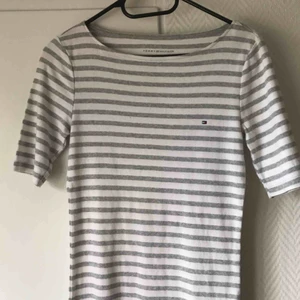  - Jag säljer en grå & vit randig trekvarts (ärmarna) tröja från Tommy Hilfiger tröja, inte särskilt använd i storlek S, skriv för fler bilder. 