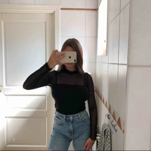  - Svart långärmad tröja med mesh över bröstet, storleken är XS men skulle säga att den är mer som S