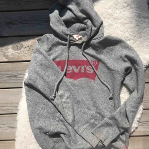  - Hoodien är i Stl XXS men passar minst lika bra som S!! Denna är i princip oanvänd ! 