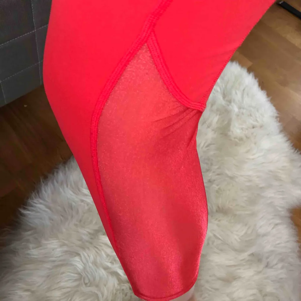 Röda träningsbyxor från H&M .  Knappt använda & i nyskick. Detaljer längst ner på benen ( se bild nr 3) GRATIS FRAKT!🌸. Jeans & Byxor.