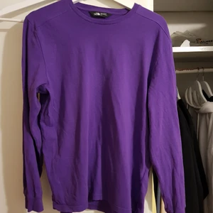  - Väldigt snygg ocy extremt skön North Face longsleeve för väldigt bra pris. Finns andningshål under armen så att du inte svettas. Enkel design. 