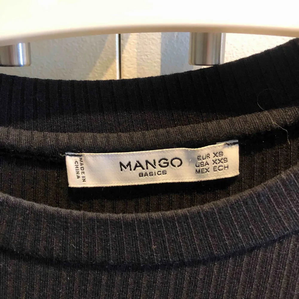 Tröja från mango med fina volanger  Priset är inklusive frakt . Blusar.