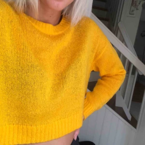  - Fin gul stickad tröja. Bra skick! Kan fraktas, mötas eller bytas.