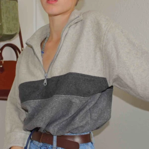  - Kort tröja i fleece med justerbar midja. I priset ingår frakt med postnord. Jag möts lika gärna upp i Täby eller innerstan, i vilket fall priset kan diskuteras! Betalas med swish!