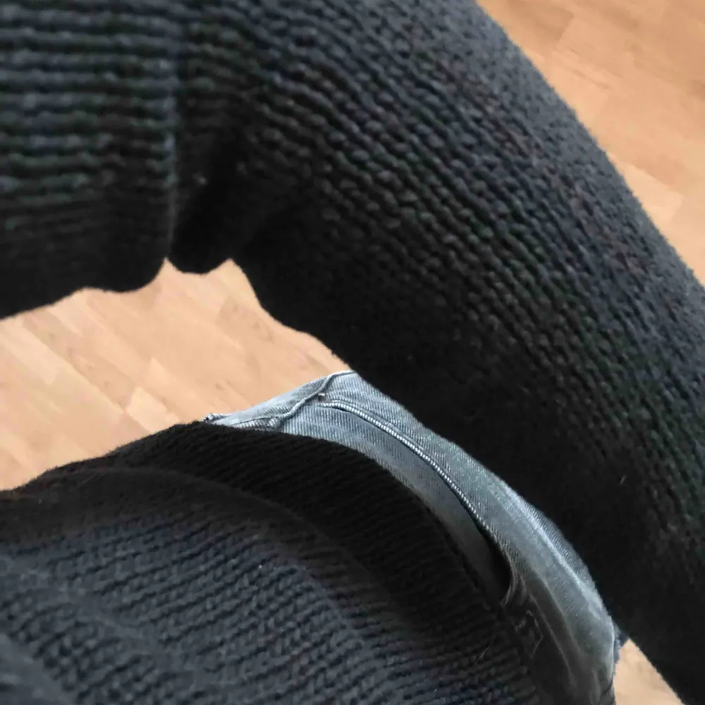 Stickad svart långärmad tröja med utsvängda armar. Vet tyvärr inte märket💘. Tröjor & Koftor.
