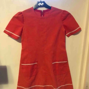  - En barnklänning i retrostil