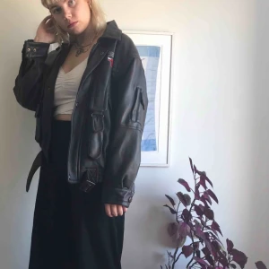  - 💥oversized Chicago bulls skinnjacka💥 Skinn imitation i mörkbrunt Sitter oversized på mig som har storlek 36! 🍎Kan fraktas eller möts upp i Sthlm 🍎