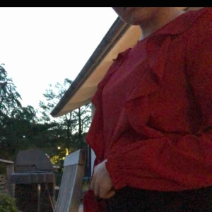  - Röd blus köpt från barnavdelningen på Kappahl, är som en S i damstorlek❤️❤️❤️❤️