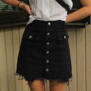  - Svart jeanskjol med silverknappar och fransad kant från Zara! Bra skick och den har bara använts ca 4 gånger! Kund betalar frakt!