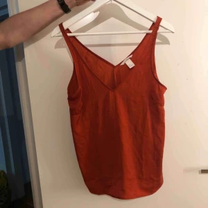  - Rött linne som aldrig använts 