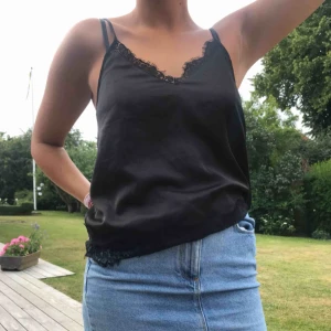  - Ett jättefint och användbart silkeslinne med spets! Köparen står för frakten! 