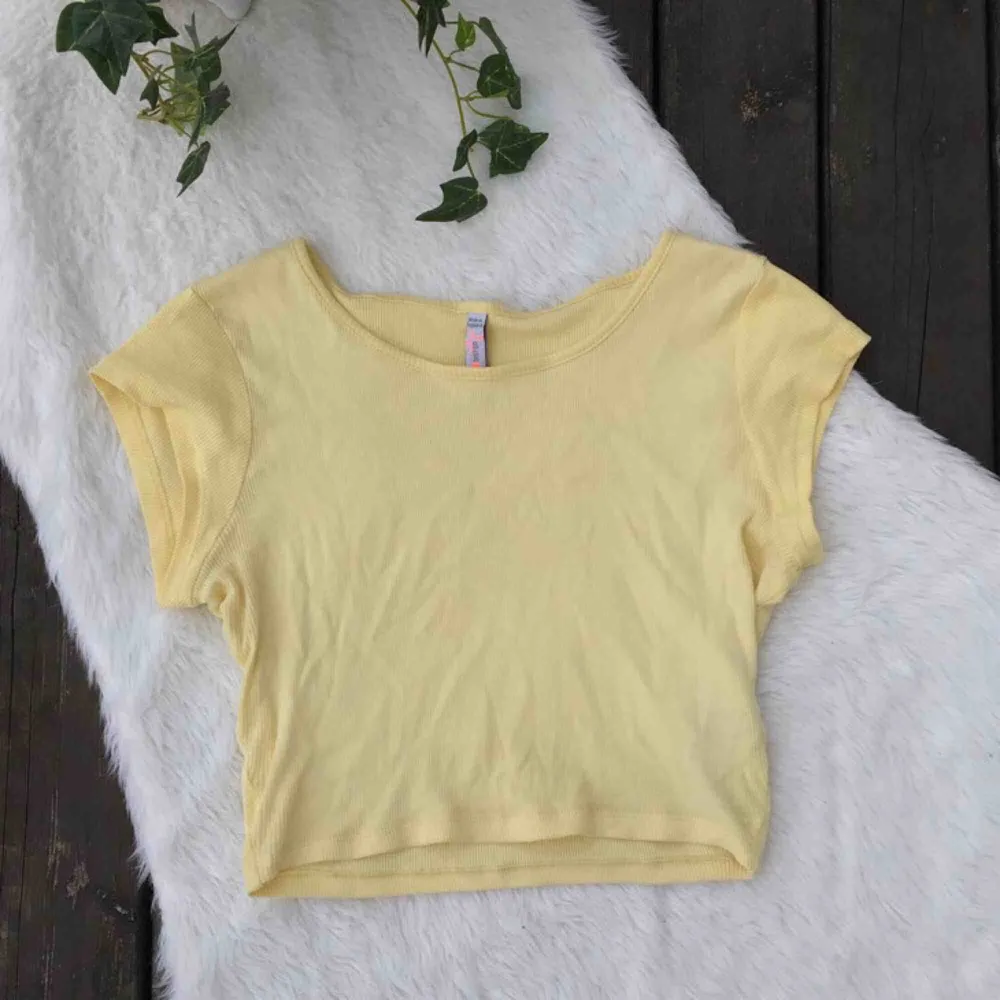 Croppad gul t-shirt i jätteskönt material. Storlek S. Använd ett fåtal gånger.  Frakt ingår i priset.. T-shirts.