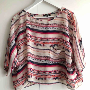  - En bohemisk svalkande topp! Sparsamt använd.  Frakt tillkommer. 