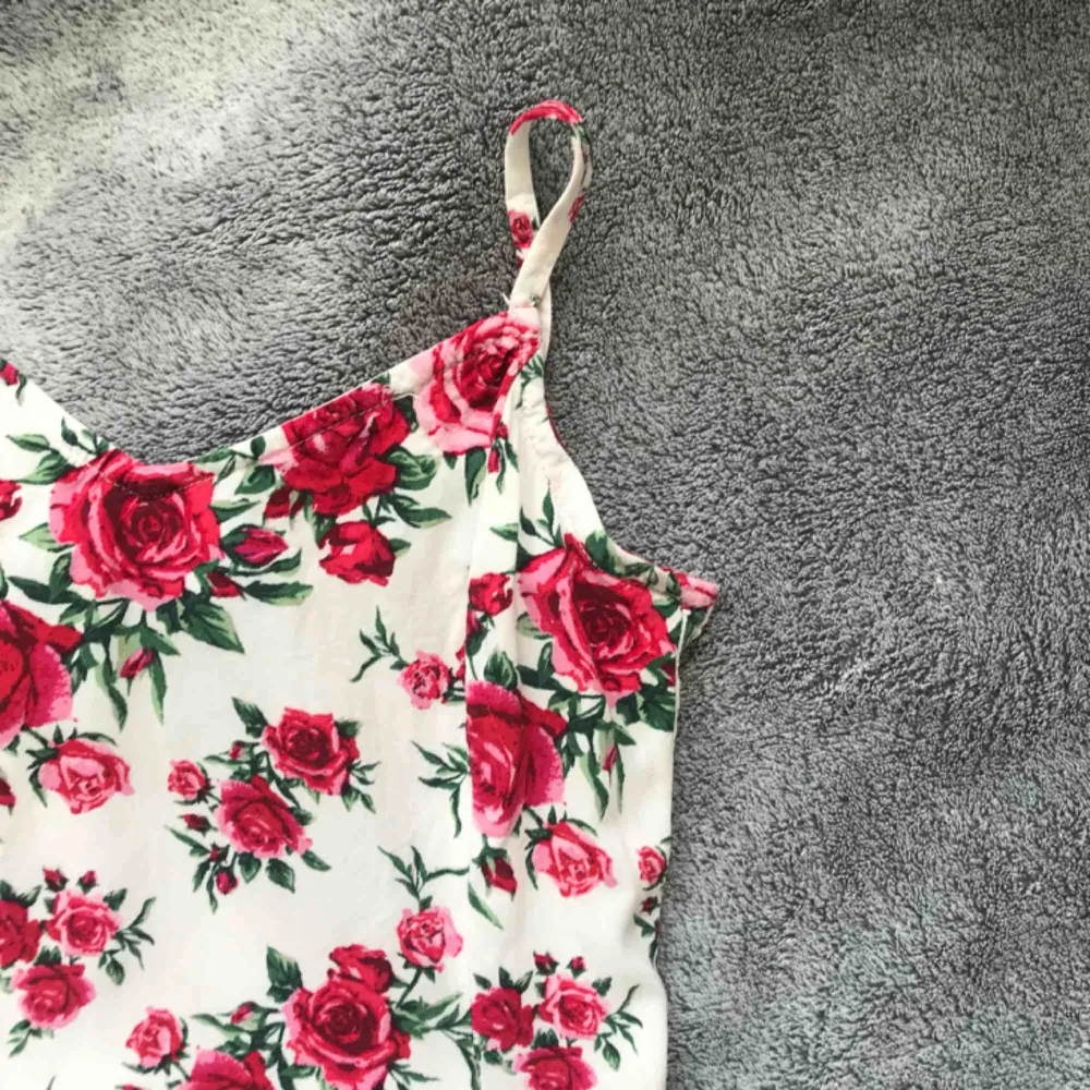 Jättesöt klänning med rosor på🌸 Fint skick.. Klänningar.