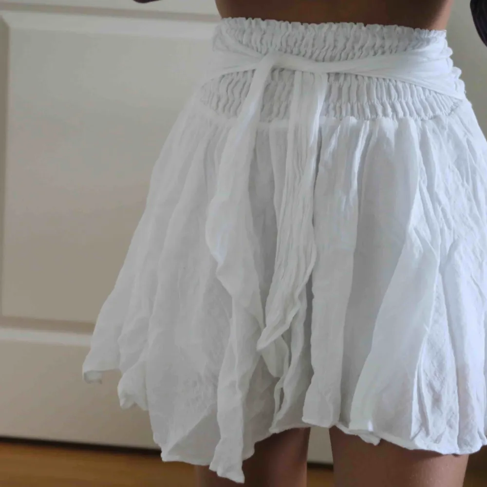 Fin vit kjol, använd en gång, passar olika storlekar då det är stretch. möts i Stockholm annars gäller fraktkostnaden :)). Kjolar.