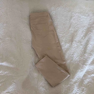  - Ankellånga byxor, slimfit