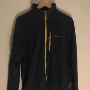  - Fleecetröja från Columbia. Sparsamt använd! Möts upp i Stockholm, annars står köparen för frakt! :) 