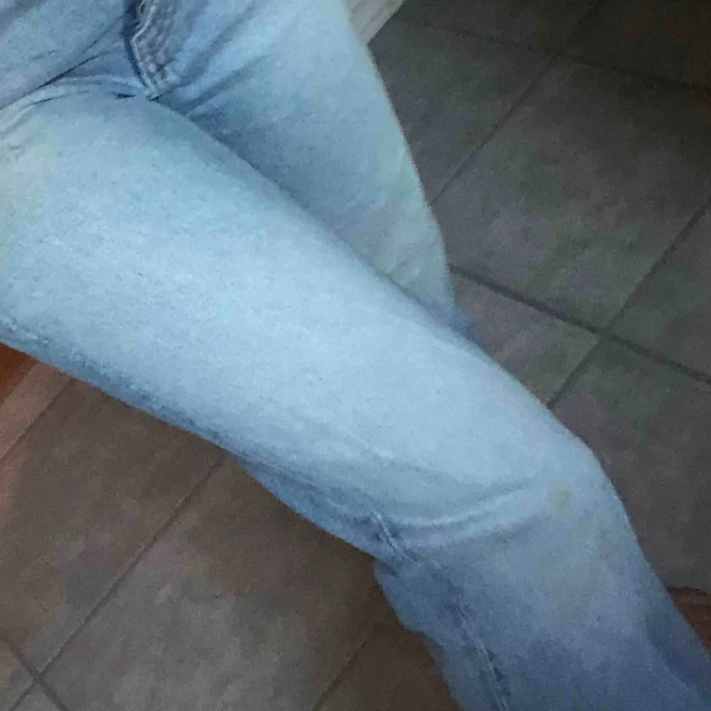 Säljer dessa snygga jeans från zara, det är racka men sitter inte direkt tajt längst med bena. Modellen är zaras populära modell.. Jeans & Byxor.