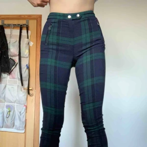  - Skitsnygga rutiga byxor med dragkedjefickor fram. Är jättesköna men tyvärr för små för mig och inte min stil längre. Passar nog en S bra och XS för lite mer loose look. Aldrig använda. Endast provade!  Möts upp i Stockholm och fraktar 🌸 Betala med Swish