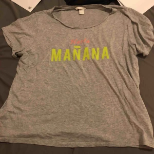  - Mycket fin t-shirt från H&M, använd fåtal gånger! Väldigt skönt material! Köparen står för frakt