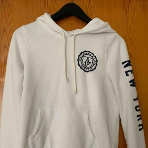  - Säljer min hoodie från abercrombie and fitch men så fint tryck för 200kr, strl S, kan frakta men du får betala frakten själv (63kr), annars möts jag upp i Stockholm, betalning sker via swish, hoppas det är något för dig!☺️