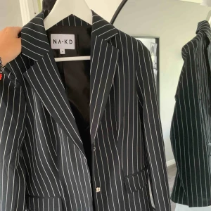  - Jättefin randig kavaj från NAKD. Fattas ett skärp för att nakd glömde att skicka med det:) storlek 34, passar mig som brukar ha storlek S. Använd 2 ggr!  Möts upp i Stockholm, annars betalar köparen frakten!