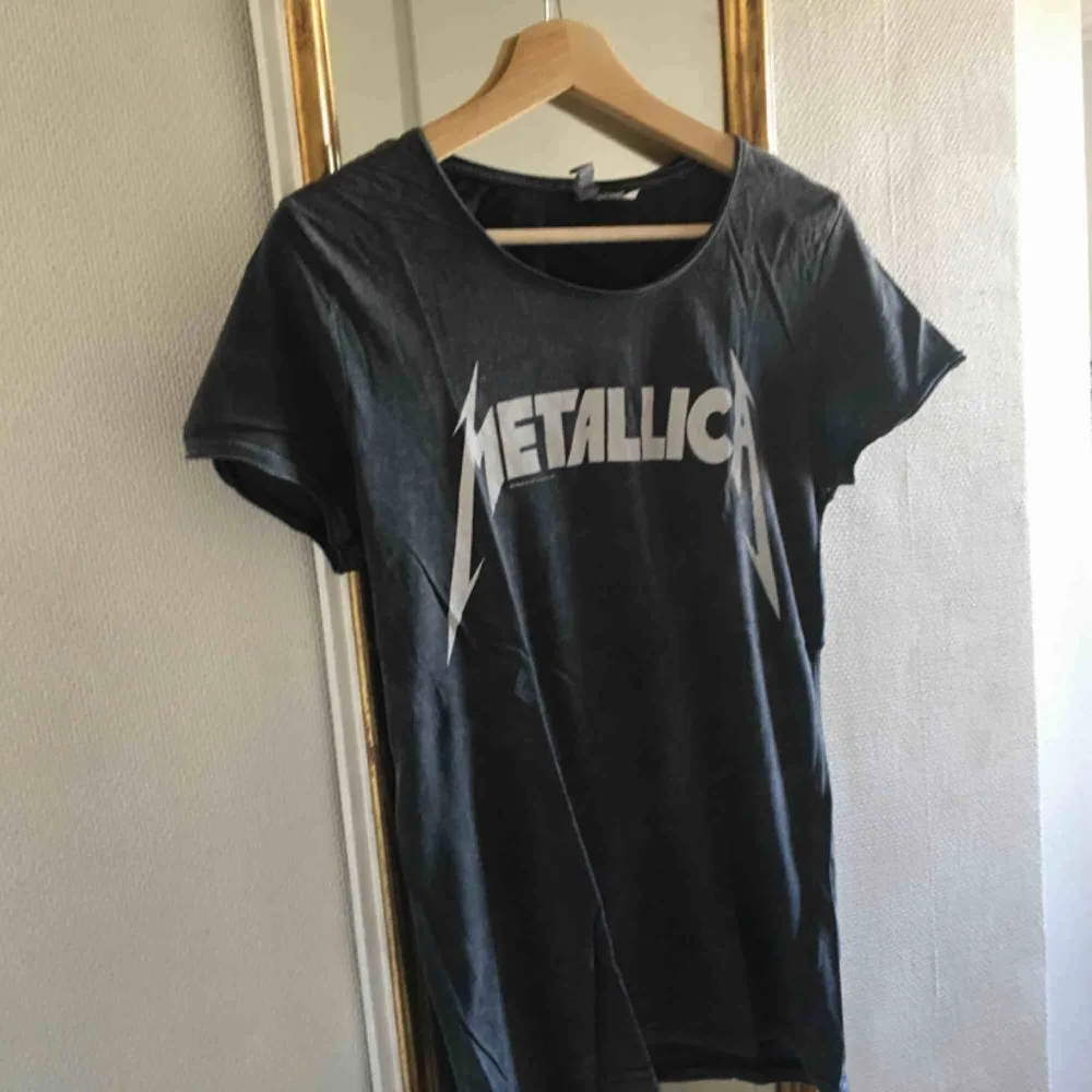 Cool tröja med tryck av Metallica-loggan!! Den är i strl S och jag tror den kommer från H&M, lite osäker. Köparen står för frakt :) . Skjortor.