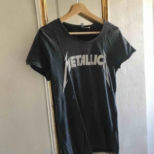  - Cool tröja med tryck av Metallica-loggan!! Den är i strl S och jag tror den kommer från H&M, lite osäker. Köparen står för frakt :) 
