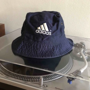  - Adidas Bucket hat - Storlek vuxen - kan hämtas i Uppsala eller skickas för 40