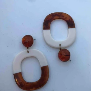  - Balla örhängen💜💜💜 fick dom i present men har inte kommit till användning hos mig! Vet därför inte var dom är ifrån🍇 köparen betalar frakt som ligger på 7kr eller så kan jag mötas upp i gbg🥰🥰