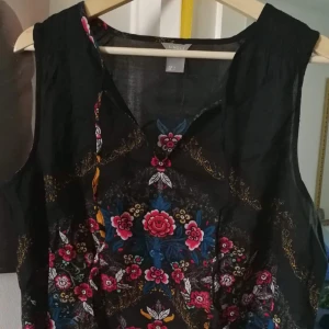  - Fint linne/topp i stl L från Lindex i 100% bomull.  Obetydligt använd. Djur finns i hemnet. Kan skickas mot att köparen står för frakten.