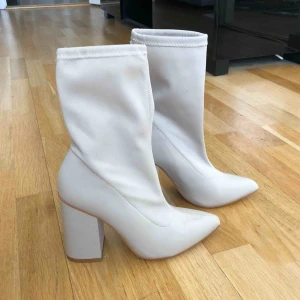  - Beiga klackskor i storlek 37!